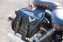 リアサイドに、アメリカンでは定番のサドルバッグを装備。何かと荷物の多いガールズバイカーには必須のアイテムだ。