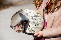 ヘルメットはアメリカン乗りに人気のKNUCKLE HEAD。女の子らしく柔らかい印象のクリーム色をチョイス。