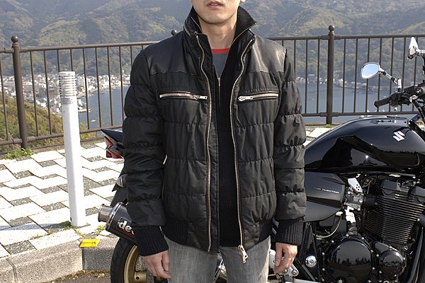 明らかに冬用のアウターがお洒落感ナシ！って印象です（涙）。しかしバイク乗りなんだもの、防寒はどうするの？って声が聞こえてきそうですが、冬用のアウターでも白系や淡い色目のものなどでコーデするだけで、ガラッと印象が変わりますよ。