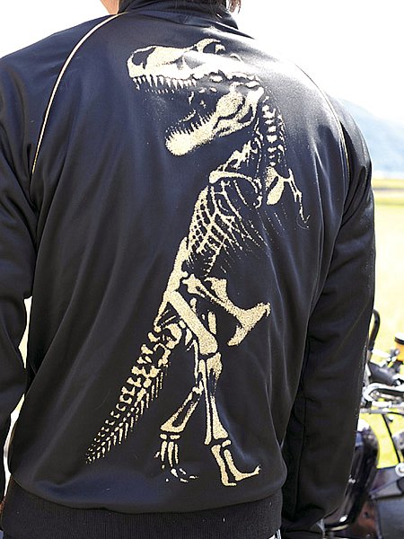 DRESSCAMP×CHAMPIONのナイロンジャケット。コレクションモチーフされた恐竜（T-REX）が背中一面にプリントされたゴージャスな一品ですね。タイトなサイズ感も良いです。寒くなったら、この上に防寒アウターも着られるし重宝するアイテム。