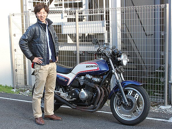 おっ！ 懐かしいCB750F！ 今から30年程前にヒットした“バリ伝”主人公の愛車ですね～。私も“カメっ！”って言いながら峠を走った記憶がありますよ（笑）。そんな名車のオーナーのファッションは？ 愛車のCBに賢そうに見えるプレッピースタイル！ それってどうよ？（笑） こんなスタイルで乗るなんてなかじーさんくらいじゃないの？ そもそもプレッピーとは、アメリカでお金持ちの子息が通う名門大学進学のためのエリート校が“プレップスクール”と呼ばれていて、そこの学生たちにつけられた呼び名が「プレッピー」。そんな学生が、バイクに夢中になった落ちこぼれを演出しているみたい（笑）。あと、ボトムスの丈は短すぎっ！