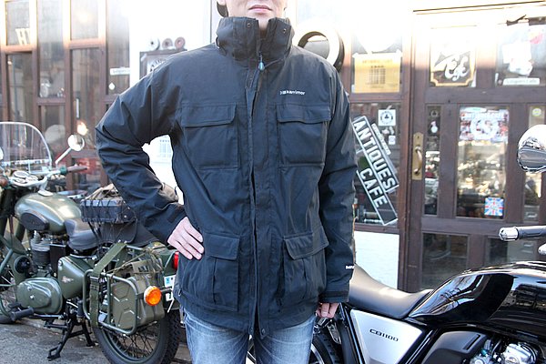 ファッションとして見ると肩が落ちていて、ジャケットが2～3サイズ大きい感じ。ただバイク乗りとして（ファッションにこだわらなければ）まだまだジャケットの下には余裕があるんで、たくさん着込んで防寒対策になるサイズ感ですね。