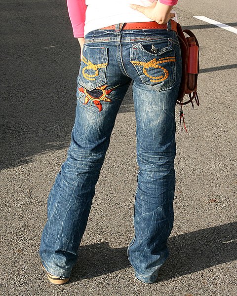 韓国メーカーの某ブランドのジーンズでしょうか？ プライスは手頃なのにデザインが可愛いよね。気持サイズが大きいかな？ ワンサイズ下でも良かったかも。