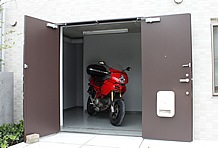 約5.2畳あるバイクルームは、大型バイクと中型バイクの2台は保管出来る。それでも余裕はあるので、用品棚なども設置可能だ。