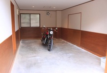 6.370×3.640mmのシャッター付きガレージに、大きさの目安として大型バイクを置いてみたが、６台以上が入りそうだ。小型車ならまだまだ入る。