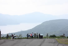 箱根ターンパイクを登り、大観山の駐車場から芦ノ湖を眺めるが、生憎の曇り空だったので富士山が見られませんでした。