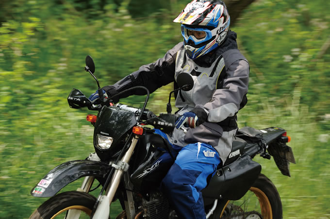 リアットブレイスを装着したまま着用できるオールシーズン対応の多機能ツーリングジャケット アイテムレビュー オフロードバイクならバイクブロス