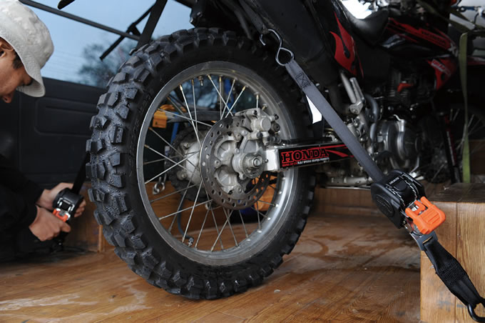 コツも力も不要ですばやく簡単に固定できるタイダウンベルト アイテムレビュー オフロードバイクならバイクブロス