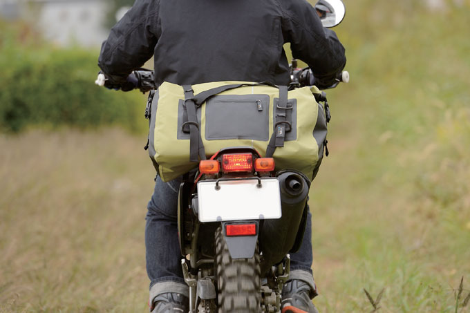 キャンプグッズを収納できる容量40l バイクに積載しやすい防水ツーリングバッグ アイテムレビュー オフロードバイクならバイクブロス