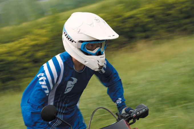 ソアのハイエンドヘルメットが通気冷却効率を大幅に向上する新たなコンセプトで開発 アイテムレビュー オフロードバイクならバイクブロス