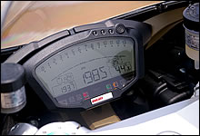 メーターは多機能なデジタルタイプを搭載。ハンドル左に設置されたスイッチを使い、簡単にトラクションコントロールなどの設定が行える。