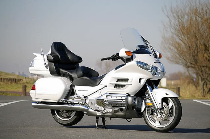 ホンダ GOLDWING GL1800 – 圧倒的な存在感を見せ付ける 試乗インプレ