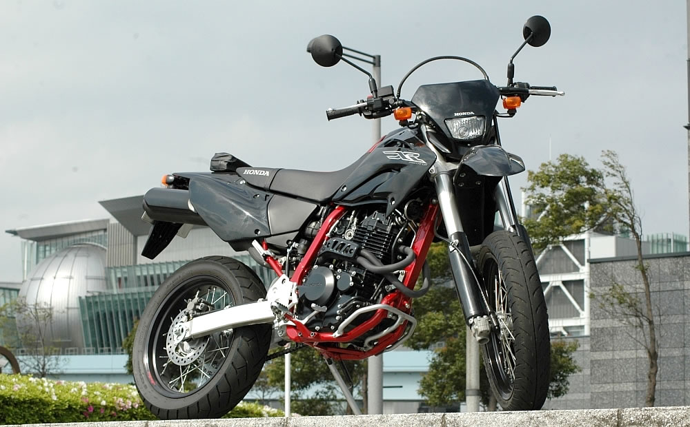 ホンダ Xr400 Motard 過激なセッティングは捨てトータルバランスを優先 試乗インプレ レビュー オフロードバイクならバイクブロス