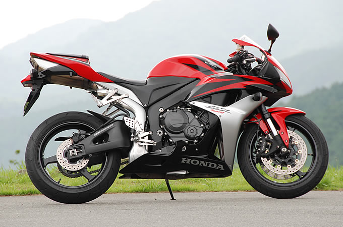 ホンダ CBR600RR – 公道でも扱いやすいよう進化 試乗インプレ