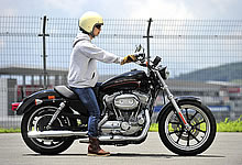 身長165センチのライダーの足つき。細身のシートに変えるだけで不安は解消されるだろう。