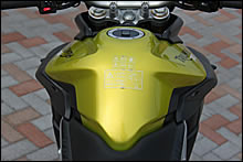 燃料タンクはロングツーリングを余裕でこなす19Lの容量を確保。横から見ると平たく見えるが実は結構ワイド。ニーグリップする部分は絞り込まれている。