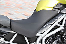 ２段階に高さを調整できるシート。これは標準のローポジション (810mm)に設定した状態。ハイポジション(830mm)にするとタンクの縁にぴったり収まる。