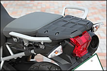 色違いがアクセントの分割式のリアシートは幅広で厚みも十分。実用的なリアラックに大型のハンドレールを装備し本格的なタンデムツーリングに対応している。