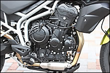 ストリートトリプル系の水冷並列３気筒DOHCエンジンをベースにロングストローク化により排気量を799ccに拡大。シリンダーヘッドやスロットルボディは新作だ。スチール製鋼管フレームがアイデンティティを主張する。