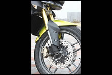 フロントは走破性の高い19インチホイールに308mmダブルディスク＆片押し式２ピストンキャリパーの組み合わせ。フロントフォークはφ43mm倒立タイプを採用する。