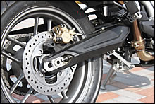 リアはロードバイクとしては標準的な17インチホイールに255mmディスク＆シングルピストンキャリパーの組み合わせ。前後ともブレーキはニッシン製だ。