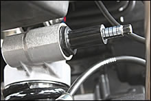 リアサスはリンク式モノショックでプリロードアジャスターを装備。油圧タイプで車載工具でも簡単に調整できるので便利だ。前後サスともショーワ製。