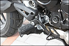 ステップやペダルはオフロード由来を思わせる、スチール製のガッチリした作り。バーにマウントされたラバーは幅広肉厚でロングランでも快適だ。