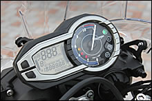 大型で見やすいアナログ式タコメーターとデジタル多機能メーターを組み合わせたコックピット。トリップコンピュータを装備し、ギアポジションや時計、燃料残量、水温などがひと目で読み取りやすい。