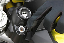 イグニッションシステムには暗号式エンジンイモビライザーを装備し盗難防止力を向上。電源ソケット標準装備でヒートウェアや電装品にも対応する。