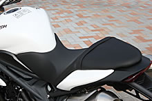 シート高は10mm低くなり幅もスリム化されて足着き性が向上。シート前後長は逆に長くなり、ライダーの動きの自由度も増している。