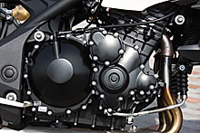 水冷並列3気筒1050ccエンジンは基本的に従来どおりだが、排気系とECUの改良により最大トルクで８％、最高出力で５ps向上している。