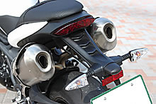 アップタイプの２本出しマフラーも従来の円筒型からよりコンパクトでスリムなデザインとなった。重量も１kg軽量化されている。