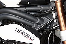 完全新設計のアルミ鋳造フレームはストリートトリプル系に倣ってコンパクト化が進められ、エンジン搭載位置も前方に移動。新たにセットされたサイドパネルが低く前傾したシルエットを強調している。