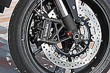 0.5mm薄くなり、バネ下の軽量化が進んだφ320mmデュアルディスクは、ブレンボ製ラジアルマウントキャリパーとの組み合わせで強力な制動力を発揮。