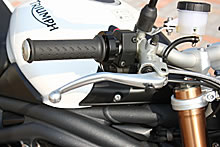 フロントは倒立フォークを採用。マスターシリンダーにもブレンボ製ラジアルマウントタイプを装備し、足回りはハイグレード。