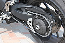 印象的な片持ち式スイングアームは全長を18mm延長するとともに１kg軽量化することで路面追従性をアップ。ホイールも前後とも軽量化されている。