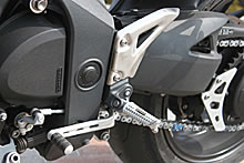 ステップやペダルはアルミ製で強度も十分、シフトタッチもカチッとしていて操作しやすい。ヒールプレートもしっかりした作りだ。