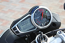 アナログ式タコメーター上部にはシフトタイミングを知らせるLEDインジケータを装備。デジタルメーターには速度、燃料、トリップ、メンテナンス時期、ギアポジション、ラップタイム、空気圧(ディーラーオプション)を表示。