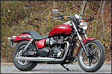 排気量865ccの並列２気筒DOHC4バルブエンジン。クランク角度を270度にしたパラレルツインは、90度Vツインのような鼓動感が味わえる。