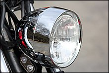 クロームメッキが施された小振りなヘッドライトは、シンプルなフロントマスクを形成。黒い車体のなか、メッキパーツが効果的に散りばめられている。