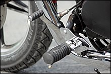 フォワードコントロールであるものの、ステップはそれほど遠くない。日本人の体型でも踏ん張りが効くので、スポーティな走りにも対応してくれる。