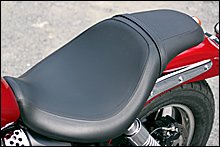 シートのホールド感が高く、ハードな走りをしても不安を感じない。後部シートの座面は見たとおり狭く、荷物の積載性は期待できない。