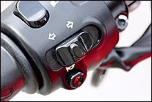 ウインカースイッチの中心にプッシュボタン式のキャンセルスイッチを配置。国産車からの乗り換えでも違和感なく操作できる。