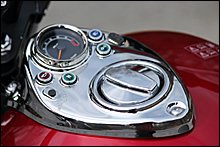 タコメーターと各種インジケーターは、美しい光沢を放つメッキカバーによってタンクオン。いずれのメッキパーツも質感が高く、ディテールを際立たせている。