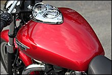 19.3Lのハイオクガソリンを飲み込む燃料タンクは単色でまとめられ、シンプルな装い。TRIUMPHのエンブレムが側面に取り付けられ、中高年世代にも注目を浴びる。