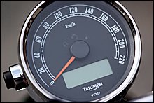 キャブレターのボディを模したインジェクションカバーによって、アナログテイストを演出。チョークレバー風のスターターレバーも備え、冷間始動時に役立つ。