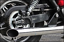 マフラーエンドはスラッシュカット。燃焼室を出た2本の排気管は弧を描いたあと、路面に対して並行に、サイレンサーへ向かって真っ直ぐ伸びる。