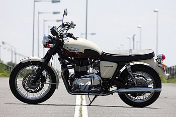 トライアンフ ボンネビルT100 写真