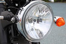 当初は一般的なカットガラスを用いていたヘッドライトは、現行モデルではマルチリフレクター式に変更されている。イグニッションキーシリンダーはヘッドライト左横に設置。