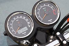 かつてはオプション的な扱いだったタコメーターは、現在ではボンネビルの標準モデルを除く全車が装備。文字盤の意匠が変更され、速度計内に液晶モニターが設置されたのは'10年から。